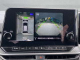 【全周囲カメラ】クルマの真上から見ているかのような映像が見れるので、駐車が苦手な方には特にうれしい装備です♪