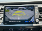 後退時に車両の後ろ側をモニター画面に表示します。車庫入れが苦手な人もこれで安心♪