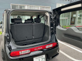 バックドアは大きく開きます。定員乗車時でも十分広いラゲッジスペースを確保しています。