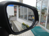 隣車線を走る車両をレーダーで検知し、ドアミラーでは確認しにくい後側方エリアに存在する車両に加え、急接近してくる車両も検知します。車両を検知するとドアミラーに搭載されたLEDインジケーターが点灯します。