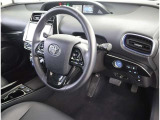 高いホールド性で運転姿勢が安定します。長距離ドライブでも疲れにくいのが魅力です。快適なドライビングライフをお送りください♪