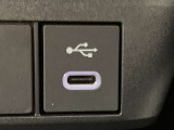 こちらのクルマはUSB接続コネクタも装備されています♪スマホの充電などにお使い下さい。ご旅行中での充電切れも、これなら心配いりませんね!