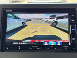 【バックモニター】後方の障害物や歩行者を確認できるバックモニター。狭い駐車場や混雑した場所でも安心して車を操作できます。