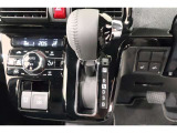 ★パネルシフトレバーは運転席より手が届きやすくて操作のしやすいシフトレバー。室内スペース確保にも配慮されてますよね!