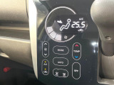 【オートエアコン】一度お好みの温度に設定すれば、車内の温度を検知し風量や温度を自動で調整。暑い&hellip;寒い&hellip;と何度もスイッチ操作をする必要はありません。快適な車内空間には必須の機能ですね♪