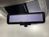 【デジタルルームミラー】車両後方カメラの映像をルームミラーに映すことが出来ます。 そのため、後席に人や荷物があって後方が見えづらい場合でもしっかり視界を確保することが出来ます。