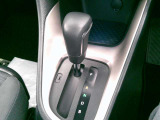 手になじみの良いシフトレバーは操作がしやすく、安全運転をサポートしてくれます。大きな傷やスレもなくきれいな状態を保っています