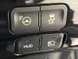 【カラーヘッドアップディスプレイ】現在の速度や走行情報をデジタル表示で運転席前方のガラスに投影!カラー付きで視認性も高く、運転中目線をずらさず必要な情報を確認できるのでとっても便利で安心!