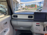 助手席側インパネになります。ジュースホルダー、小物入れなど小さい車体の中に様々な工夫が施されています