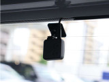 純正ならではのスマートな装着感。車両デザインに調和したドライブレコーダーです。