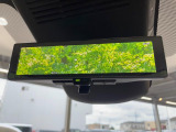 【インテリジェントルームミラー】後席の大きな荷物や同乗者で後方が確認しづらい時でも安心!カメラが撮影した車両後方の映像をルームミラー内に表示。クリアな視界で状況の確認が可能です!
