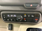 【オートエアコン】一度お好みの温度に設定すれば、車内の温度を検知し風量や温度を自動で調整。暑い&hellip;寒い&hellip;と何度もスイッチ操作をする必要はありません。快適な車内空間には必須の機能ですね♪