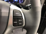 【ステアリングスイッチ】右です。ステアリングから手を離さず、運転に集中したまま手元でマルチインフォメーションディスプレイ内の表示切替などができます。