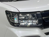 【LEDヘッドライト】悪天候や夜間走行時も良好な視界を確保し安心して運転できる高輝度LEDヘッドライトを装備!点灯速度が早く、消費電力も抑えられています。