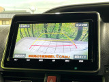 【バックカメラ】駐車時に後方がリアルタイム映像で確認できます。大型商業施設や立体駐車場での駐車時や、夜間のバック時に大活躍!運転スキルに関わらず、今や必須となった装備のひとつです!