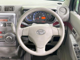 インテリアに合わせたデザインのステアリングは、運転される方のことも考え、運転しやすい形状、大きさです。是非一度、実際に触ってお確かめください。