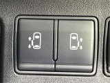 【両側パワースライドドア】スマートキーや運転席のスイッチで後席両側スライドドアの開閉が可能♪電動だから力を入れてドアを開ける必要が無く、小さなお子様でも簡単に開け閉めでき快適です♪