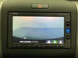 ギヤをR(バック)に入れるとナビの画面に後ろの映像が映るリアカメラ付です。後退時、コンディションが悪い視界でもカラーバックモニターがドライバーをサポートします。