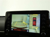 【全周囲モニター】車を上空から見下ろしたような映像をカーナビ画面に映し出し、車庫入れや縦列駐車をサポートしてくれます。