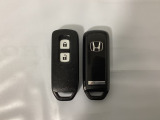 スマートキーを装備しています。鍵を差し込むことなくドアロックの開け閉めと、スタートボタン操作でのエンジンスタートができます。スペアキーも同じものを用意しております。