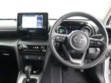シックな色使いの運転席周りです!すっきりとしたデザインで上品な色使いです。居心地の良い運転席、長く座ってられるリラックスできるデザインがいいですね♪
