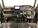 車内は光触媒抗菌消臭施工済です。インパネ周りはスタイリッシュなデザインで機能や装備も充実しています。グローブボックスやカップホルダーのほかにトレーなどたくさんの収納スペースが付いています。