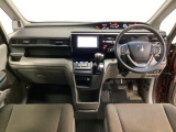 車内は光触媒抗菌消臭施工済です。スタイリッシュなデザインでスポーティなインパネ周りを演出します。グローブボックスやカップホルダーのほかにトレーなどたくさんの収納スペースが付いています。