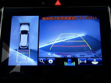 パノラミックビューモニターを装備。駐車場や交差点で周囲の安全確認をサポートします。