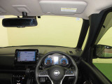 ドライバー目線で、使いやすく安全操作性と良好な視界を実現した運転席です。