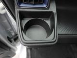 カップホルダーは運転席や助手席からちょうど手の届く位置です!!