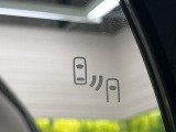 【ブラインドスポットモニター】走行中、ドアミラーの死角になりやすい箇所に後続車が接近するとサイドミラーのレンズに警告を表示!ドライバーに注意喚起をしてくれます。