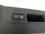 ワンタッチでバックドアが開閉。重たいバックドアも力いらずで開閉できる便利なパワーバックドア付きです!