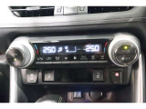 エアコンは温度設定のみ行えば面倒な操作が不要なフルオートタイプです。しかも左右で別々の温度設定が可能で快適な空間を作ってくれます!