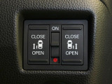 【両側パワースライドドア】スマートキーや運転席のスイッチで後席両側スライドドアの開閉が可能♪電動だから力を入れてドアを開ける必要が無く、小さなお子様でも簡単に開け閉めでき快適です♪