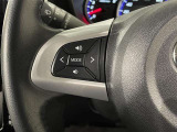 ステアリングスイッチ付きで、運転中に視線を前に向けたまま操作できます。