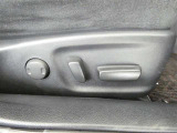 運転席のシート調整を電動で調整できます。無段階調整なので、どなたにもピッタリの調整が可能です。