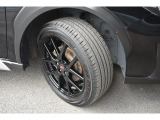 タイヤサイズは225/55R18です