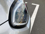 LEDヘッドライト&フロントフォグランプ キセノンに比べて明るさと照射範囲が向上し、消費電力も低減のため省燃費に貢献。周囲のリング部分はデイライトとして日中ヘッドライトOFF時も点灯します。