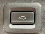 【パワーバックドア】スマートキーや運転席のボタンを押すだけでリアゲートが自動で開閉します!荷物を持っている時や、高い位置にあるバックドアを閉める際に便利な機能です♪