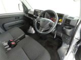シンプルで使いやすいデザインの運転席です。