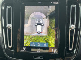 【360&deg;ビューカメラ】4台の高解像度カメラで360度の鳥瞰図を表示。隣の車や壁、死角にある障害物などを画面で確認できるため、狭いスペースでの駐車・出入りも安心です。