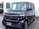 車幅いっぱいに伸びたフロントアクセサリLEDがボディーのワイド感を強調