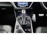 ミッションはストレート型CVTマニュアルモード付になります、CVT車ですがマニュアル感覚で運転操作ができますので運転が愉しくなります!シフトの周りには前席シートヒーター(2モード)、ビューモニターSW