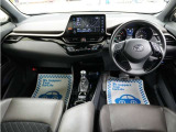 運転にかかわる様々な操作を安全に行えるように視点移動が少なく、操作性に配慮されたスイッチ類が凝縮されたコクピットです。