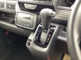 インパネシフトだから視線の移動も少なく足元もスッキリ♪運転席もゆったりしているのでゆとりを持ってドライブできますね!