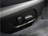 理想のシートポジションを叶えてくれる電動パワーシート。前後や高さの位置を自由に調整することができます。