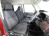 ゆったり室内で運転もしやすいです♪使い勝手の良い配置です。
