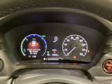 ハイブリット車専用のメーターです。右側の大型スピードメーターに加え、ステアリングスイッチを使って左のマルチインフォメーション・ディスプレイで燃費や動力伝達などの情報が見れるようになっています。