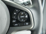 ◆アダプティブクルーズコントロール◆予め設定した車速内でクルマが自動的に加減速。前走車との適切な車間距離を維持しながら追従走行します。【LKAS】車線維持支援システムでステアリング操作を支援。