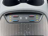 【シートヒーター&ベンチレーション】夏場は涼しい風でお尻や背中の熱やムレを防ぎ、冬はエアコンよりも早く温まってポカポカに!季節を問わず快適に過ごせます。